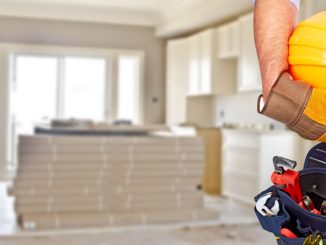 byggarbetare står på arbetsplats